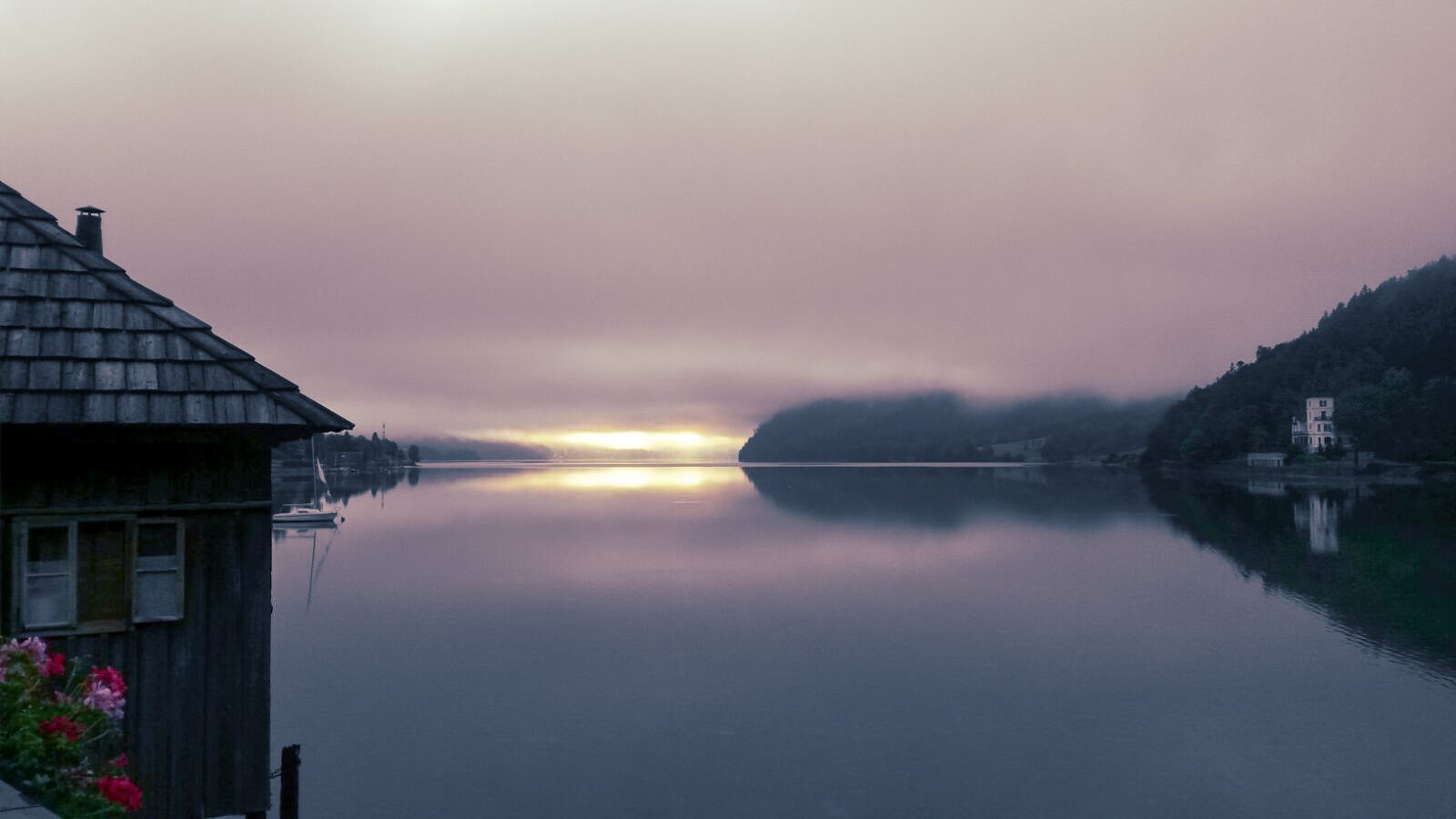 Seehütte im Morgennebel